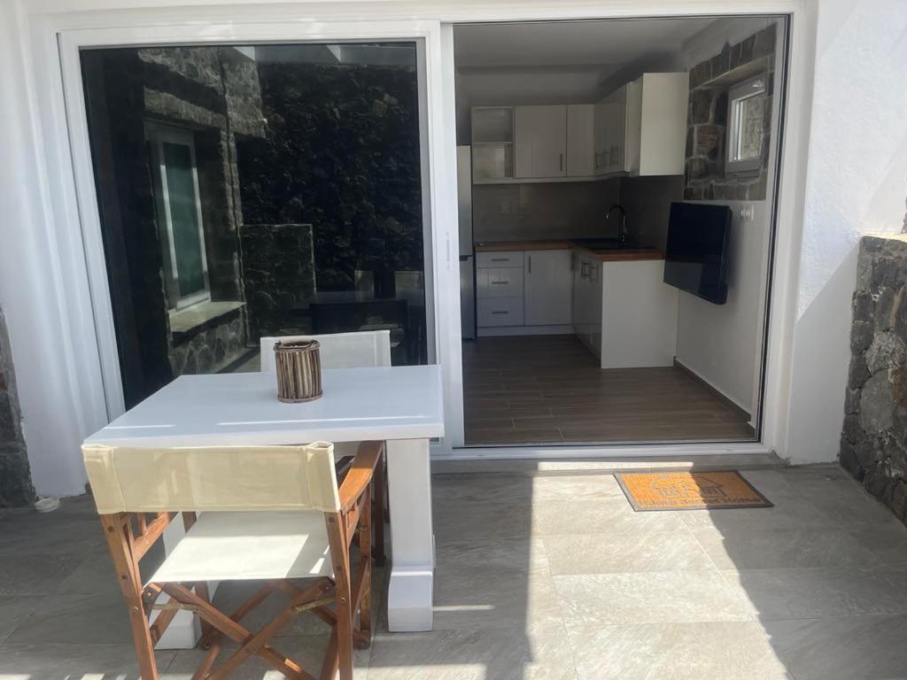 Milesian Suites Αδάμας Δωμάτιο φωτογραφία